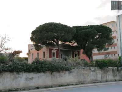 L�edificio � stato costruito tra il 2021 e il 2022 dopo il discusso abbattimento di villa Vera, raffinata dimora liberty di inizio 900